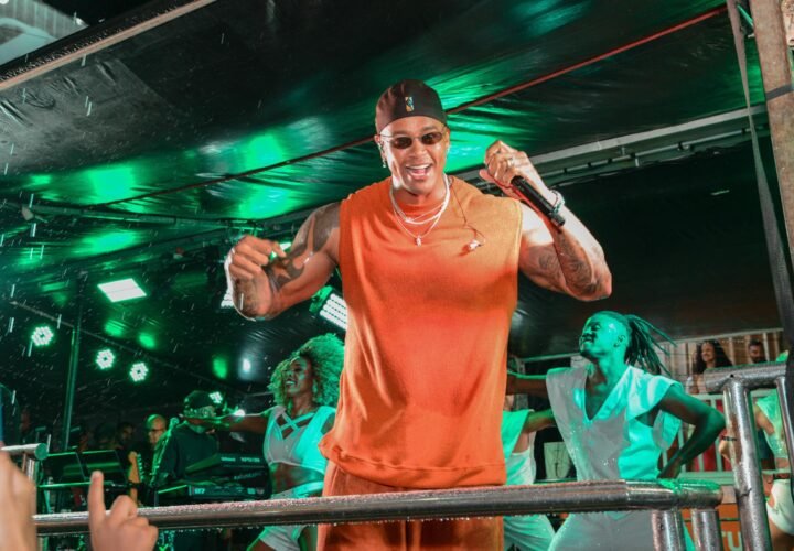 No terceiro dia, Léo Santana arrasta multidão e esquenta a Coité Folia 2025